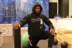 詹姆斯在快船老训练馆开练 配文:绝不能说我不努力