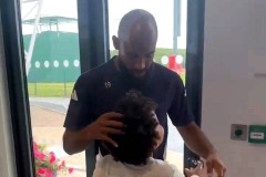 姆贝莫穿19号亮相卡林顿！拉什福德桑乔登机离开，曼联开始买中锋