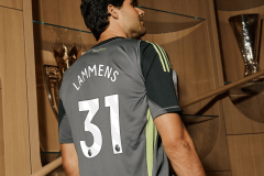 拉门斯穿曼联31号球衣原因曝光，致敬前辈！经纪人长相让球迷爆笑