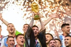 C罗GOAT保卫战，51位记者集体投票排名：梅西第一，C罗第十